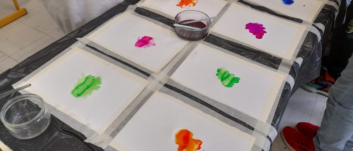 travaux d'arts plastiques en cours d'élaboration : taches d'encre de couleur sur papier blanc